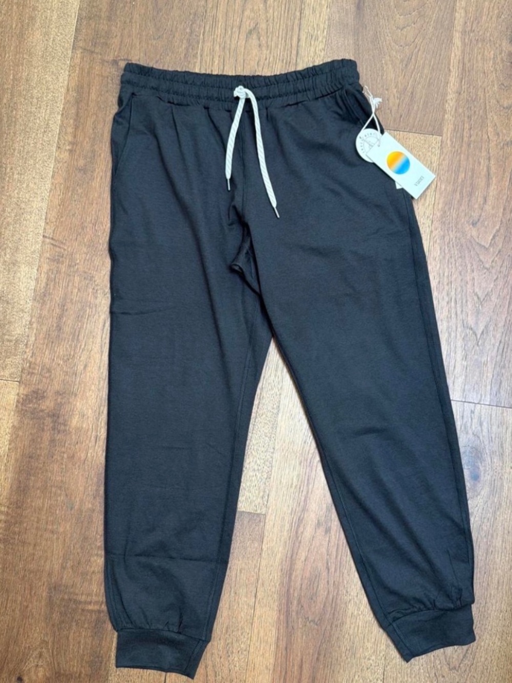Vuori performance joggers brand new